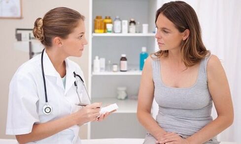 médico prescribe tratamento para varices