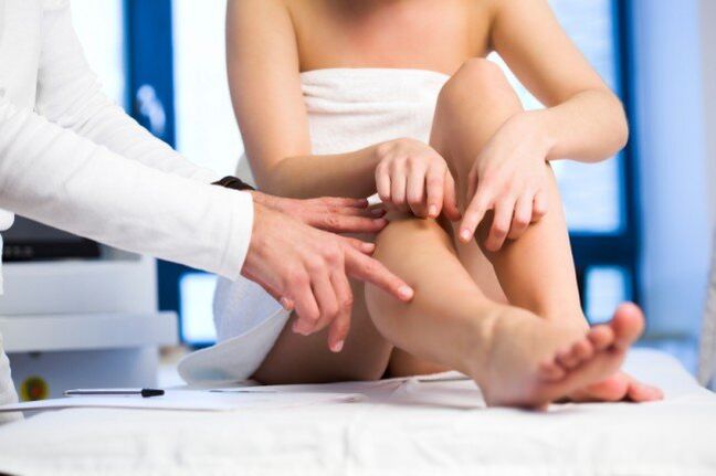 médico examina as pernas para as varices